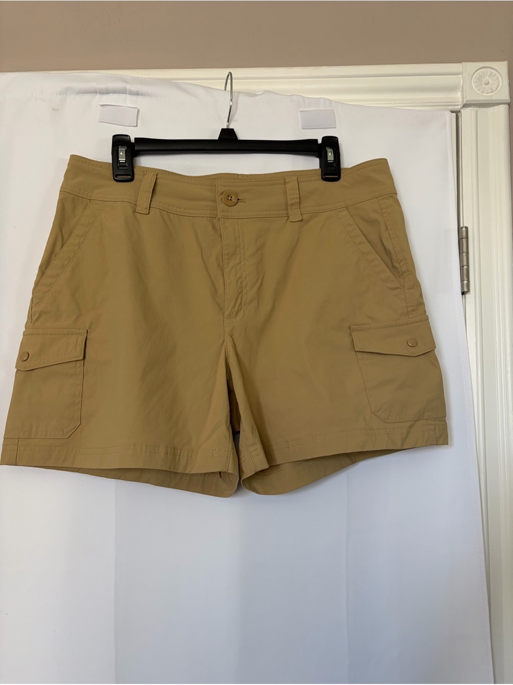 Eddie Bauer women’s khaki cargo shorts size 12